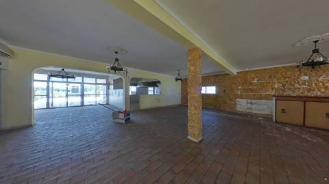 EDIFÍCIO COM TRÊS PISOS - VÁRIAS DIVISÕES - HABITAÇÃO - RESTAURANTE - COMÉRCIO - SERVIÇOS - SÃO BARTOLOMEU DO SUL - CASTRO MARIM