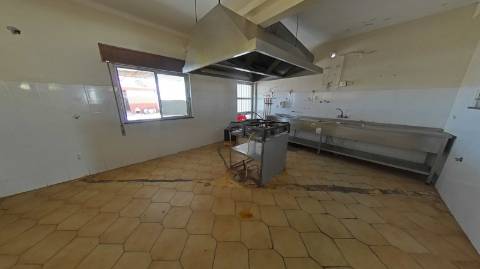 EDIFÍCIO COM TRÊS PISOS - VÁRIAS DIVISÕES - HABITAÇÃO - RESTAURANTE - COMÉRCIO - SERVIÇOS - SÃO BARTOLOMEU DO SUL - CASTRO MARIM