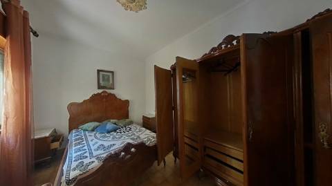 EDIFÍCIO COM TRÊS PISOS - VÁRIAS DIVISÕES - HABITAÇÃO - RESTAURANTE - COMÉRCIO - SERVIÇOS - SÃO BARTOLOMEU DO SUL - CASTRO MARIM