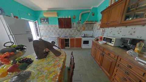 EDIFÍCIO COM TRÊS PISOS - VÁRIAS DIVISÕES - HABITAÇÃO - RESTAURANTE - COMÉRCIO - SERVIÇOS - SÃO BARTOLOMEU DO SUL - CASTRO MARIM