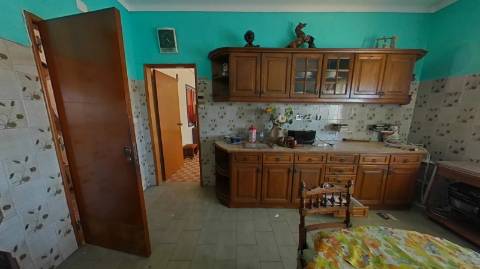 EDIFÍCIO COM TRÊS PISOS - VÁRIAS DIVISÕES - HABITAÇÃO - RESTAURANTE - COMÉRCIO - SERVIÇOS - SÃO BARTOLOMEU DO SUL - CASTRO MARIM