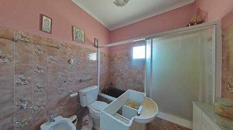 EDIFÍCIO COM TRÊS PISOS - VÁRIAS DIVISÕES - HABITAÇÃO - RESTAURANTE - COMÉRCIO - SERVIÇOS - SÃO BARTOLOMEU DO SUL - CASTRO MARIM