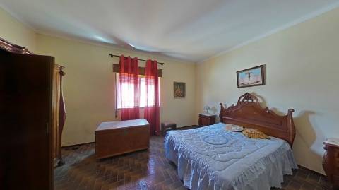 EDIFÍCIO COM TRÊS PISOS - VÁRIAS DIVISÕES - HABITAÇÃO - RESTAURANTE - COMÉRCIO - SERVIÇOS - SÃO BARTOLOMEU DO SUL - CASTRO MARIM