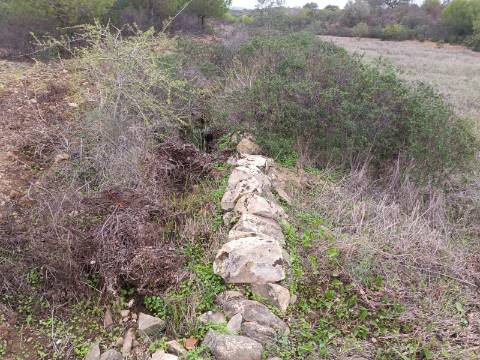 TERRENO COM 28.080 M2 - PLANO - COM POSSIBILIDADE DE CONSTRUIR ARMAZÉM AGRICOLA - CASA BRANCA - BALURCOS - ALCOUTIM - ALGARVE