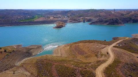 TERRENO COM 7.640 M2 - JUNTO AO LAGO COM DUAS FRENTES NA ÁGUA - ALCARIAS GRANDES - CASTRO MARIM - ALGARVE