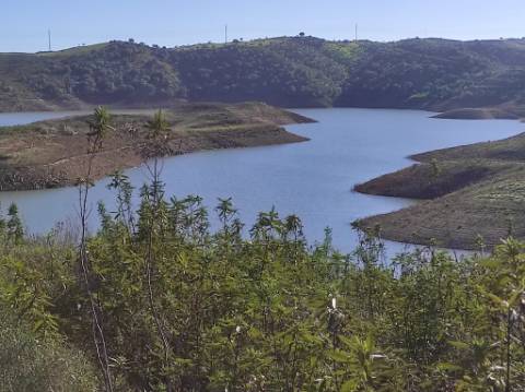 TERRENO COM 7.640 M2 - JUNTO AO LAGO COM DUAS FRENTES NA ÁGUA - ALCARIAS GRANDES - CASTRO MARIM - ALGARVE