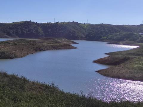 TERRENO COM 7.640 M2 - JUNTO AO LAGO COM DUAS FRENTES NA ÁGUA - ALCARIAS GRANDES - CASTRO MARIM - ALGARVE