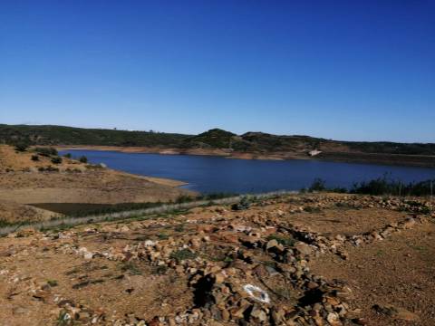 TERRENO COM 7.640 M2 - JUNTO AO LAGO COM DUAS FRENTES NA ÁGUA - ALCARIAS GRANDES - CASTRO MARIM - ALGARVE