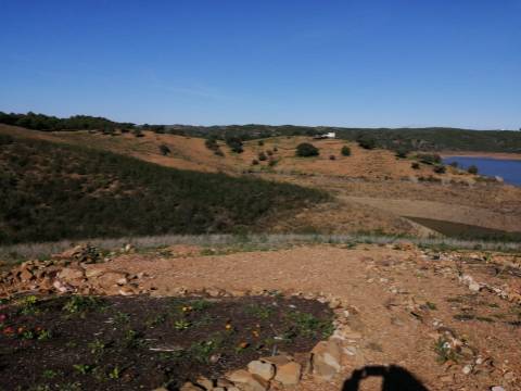 TERRENO COM 7.640 M2 - JUNTO AO LAGO COM DUAS FRENTES NA ÁGUA - ALCARIAS GRANDES - CASTRO MARIM - ALGARVE