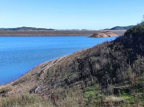 TERRENO COM 7.640 M2 - JUNTO AO LAGO COM DUAS FRENTES NA ÁGUA - ALCARIAS GRANDES - CASTRO MARIM - ALGARVE