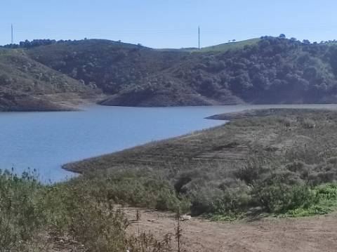TERRENO COM 7.640 M2 - JUNTO AO LAGO COM DUAS FRENTES NA ÁGUA - ALCARIAS GRANDES - CASTRO MARIM - ALGARVE