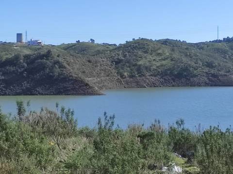 TERRENO COM 7.640 M2 - JUNTO AO LAGO COM DUAS FRENTES NA ÁGUA - ALCARIAS GRANDES - CASTRO MARIM - ALGARVE