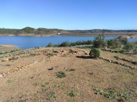 TERRENO COM 7.640 M2 - JUNTO AO LAGO COM DUAS FRENTES NA ÁGUA - ALCARIAS GRANDES - CASTRO MARIM - ALGARVE