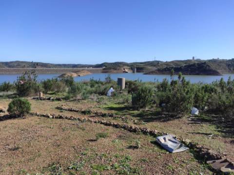 TERRENO COM 7.640 M2 - JUNTO AO LAGO COM DUAS FRENTES NA ÁGUA - ALCARIAS GRANDES - CASTRO MARIM - ALGARVE