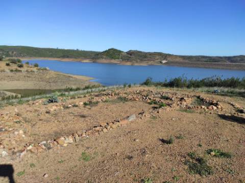 TERRENO COM 7.640 M2 - JUNTO AO LAGO COM DUAS FRENTES NA ÁGUA - ALCARIAS GRANDES - CASTRO MARIM - ALGARVE