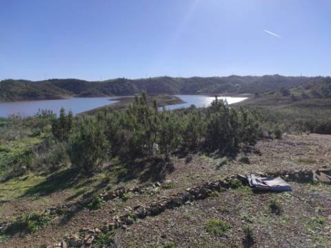 TERRENO COM 7.640 M2 - JUNTO AO LAGO COM DUAS FRENTES NA ÁGUA - ALCARIAS GRANDES - CASTRO MARIM - ALGARVE