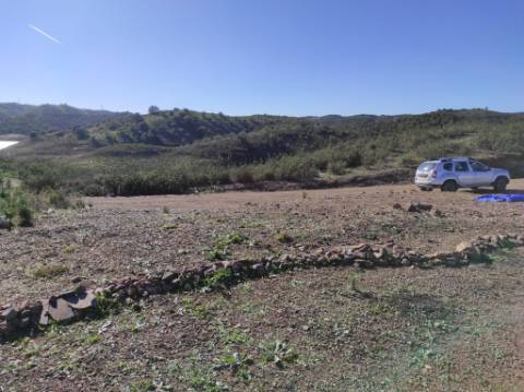 TERRENO COM 7.640 M2 - JUNTO AO LAGO COM DUAS FRENTES NA ÁGUA - ALCARIAS GRANDES - CASTRO MARIM - ALGARVE