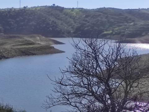 TERRENO COM 7.640 M2 - JUNTO AO LAGO COM DUAS FRENTES NA ÁGUA - ALCARIAS GRANDES - CASTRO MARIM - ALGARVE