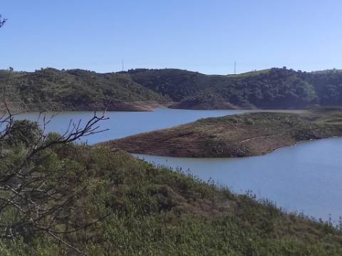 TERRENO COM 7.640 M2 - JUNTO AO LAGO COM DUAS FRENTES NA ÁGUA - ALCARIAS GRANDES - CASTRO MARIM - ALGARVE