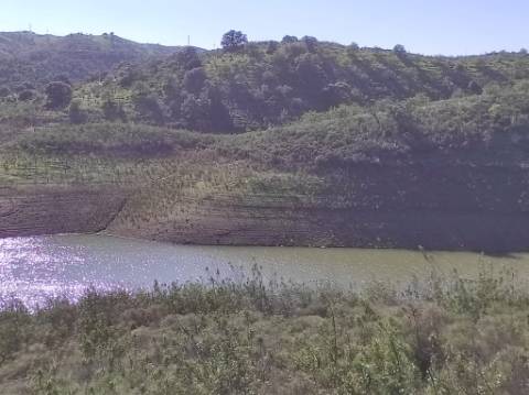 TERRENO COM 7.640 M2 - JUNTO AO LAGO COM DUAS FRENTES NA ÁGUA - ALCARIAS GRANDES - CASTRO MARIM - ALGARVE