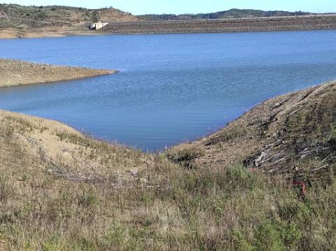TERRENO COM 7.640 M2 - JUNTO AO LAGO COM DUAS FRENTES NA ÁGUA - ALCARIAS GRANDES - CASTRO MARIM - ALGARVE