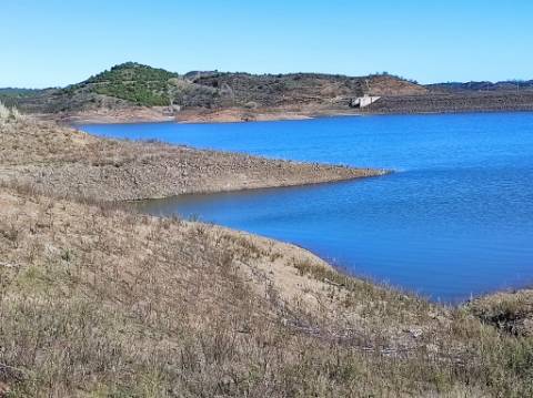 TERRENO COM 7.640 M2 - JUNTO AO LAGO COM DUAS FRENTES NA ÁGUA - ALCARIAS GRANDES - CASTRO MARIM - ALGARVE