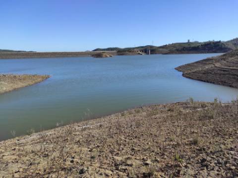 TERRENO COM 7.640 M2 - JUNTO AO LAGO COM DUAS FRENTES NA ÁGUA - ALCARIAS GRANDES - CASTRO MARIM - ALGARVE