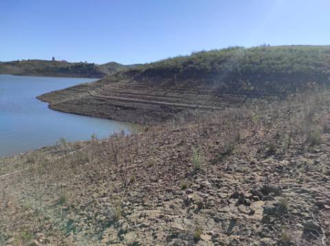 TERRENO COM 7.640 M2 - JUNTO AO LAGO COM DUAS FRENTES NA ÁGUA - ALCARIAS GRANDES - CASTRO MARIM - ALGARVE