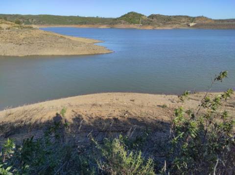 TERRENO COM 7.640 M2 - JUNTO AO LAGO COM DUAS FRENTES NA ÁGUA - ALCARIAS GRANDES - CASTRO MARIM - ALGARVE