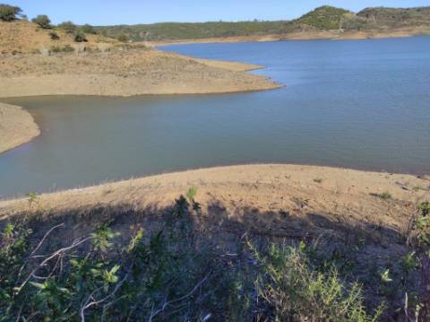 TERRENO COM 7.640 M2 - JUNTO AO LAGO COM DUAS FRENTES NA ÁGUA - ALCARIAS GRANDES - CASTRO MARIM - ALGARVE