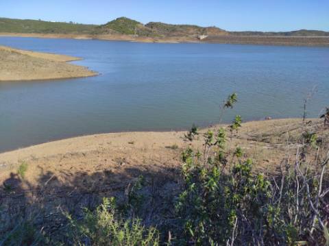 TERRENO COM 7.640 M2 - JUNTO AO LAGO COM DUAS FRENTES NA ÁGUA - ALCARIAS GRANDES - CASTRO MARIM - ALGARVE