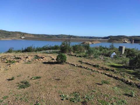 TERRENO COM 7.640 M2 - JUNTO AO LAGO COM DUAS FRENTES NA ÁGUA - ALCARIAS GRANDES - CASTRO MARIM - ALGARVE