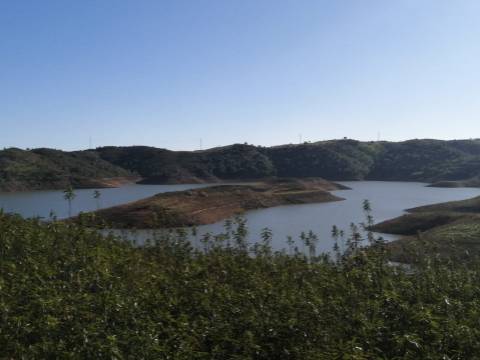 TERRENO COM 7.640 M2 - JUNTO AO LAGO COM DUAS FRENTES NA ÁGUA - ALCARIAS GRANDES - CASTRO MARIM - ALGARVE