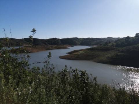 TERRENO COM 7.640 M2 - JUNTO AO LAGO COM DUAS FRENTES NA ÁGUA - ALCARIAS GRANDES - CASTRO MARIM - ALGARVE