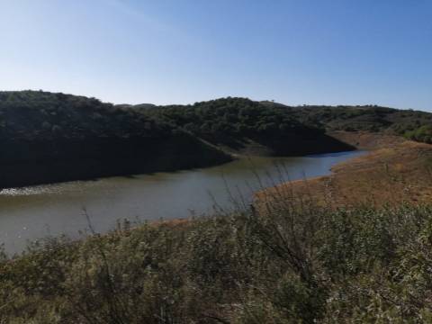 TERRENO COM 7.640 M2 - JUNTO AO LAGO COM DUAS FRENTES NA ÁGUA - ALCARIAS GRANDES - CASTRO MARIM - ALGARVE