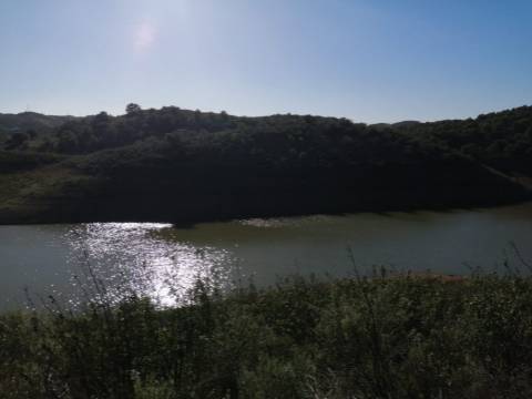 TERRENO COM 7.640 M2 - JUNTO AO LAGO COM DUAS FRENTES NA ÁGUA - ALCARIAS GRANDES - CASTRO MARIM - ALGARVE