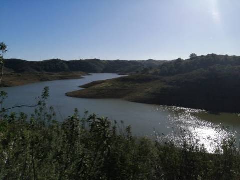TERRENO COM 7.640 M2 - JUNTO AO LAGO COM DUAS FRENTES NA ÁGUA - ALCARIAS GRANDES - CASTRO MARIM - ALGARVE