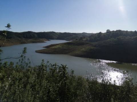 TERRENO COM 7.640 M2 - JUNTO AO LAGO COM DUAS FRENTES NA ÁGUA - ALCARIAS GRANDES - CASTRO MARIM - ALGARVE