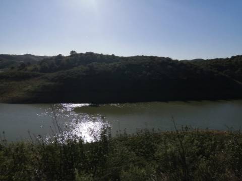 TERRENO COM 7.640 M2 - JUNTO AO LAGO COM DUAS FRENTES NA ÁGUA - ALCARIAS GRANDES - CASTRO MARIM - ALGARVE