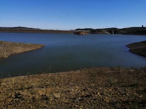 TERRENO COM 7.640 M2 - JUNTO AO LAGO COM DUAS FRENTES NA ÁGUA - ALCARIAS GRANDES - CASTRO MARIM - ALGARVE