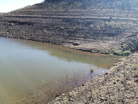 TERRENO COM 7.640 M2 - JUNTO AO LAGO COM DUAS FRENTES NA ÁGUA - ALCARIAS GRANDES - CASTRO MARIM - ALGARVE