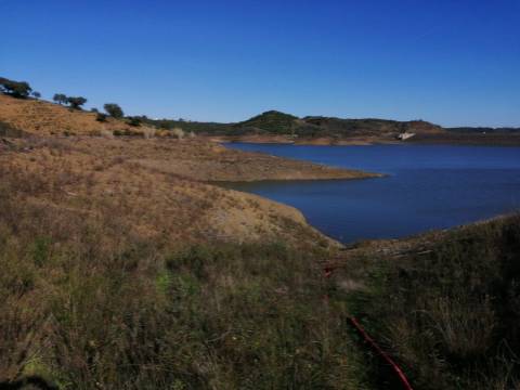 TERRENO COM 7.640 M2 - JUNTO AO LAGO COM DUAS FRENTES NA ÁGUA - ALCARIAS GRANDES - CASTRO MARIM - ALGARVE