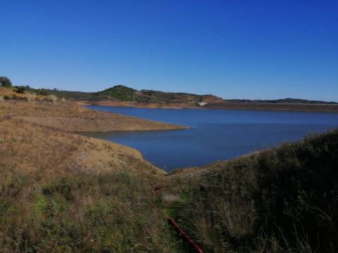 TERRENO COM 7.640 M2 - JUNTO AO LAGO COM DUAS FRENTES NA ÁGUA - ALCARIAS GRANDES - CASTRO MARIM - ALGARVE