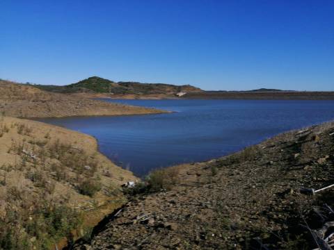 TERRENO COM 7.640 M2 - JUNTO AO LAGO COM DUAS FRENTES NA ÁGUA - ALCARIAS GRANDES - CASTRO MARIM - ALGARVE