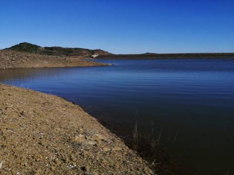 TERRENO COM 7.640 M2 - JUNTO AO LAGO COM DUAS FRENTES NA ÁGUA - ALCARIAS GRANDES - CASTRO MARIM - ALGARVE