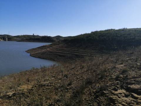 TERRENO COM 7.640 M2 - JUNTO AO LAGO COM DUAS FRENTES NA ÁGUA - ALCARIAS GRANDES - CASTRO MARIM - ALGARVE