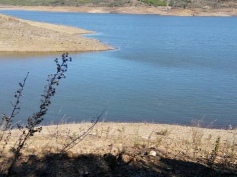 TERRENO COM 7.640 M2 - JUNTO AO LAGO COM DUAS FRENTES NA ÁGUA - ALCARIAS GRANDES - CASTRO MARIM - ALGARVE