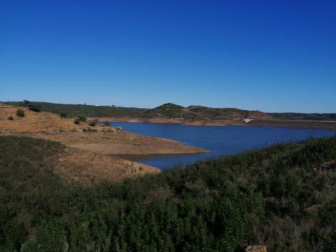 TERRENO COM 7.640 M2 - JUNTO AO LAGO COM DUAS FRENTES NA ÁGUA - ALCARIAS GRANDES - CASTRO MARIM - ALGARVE