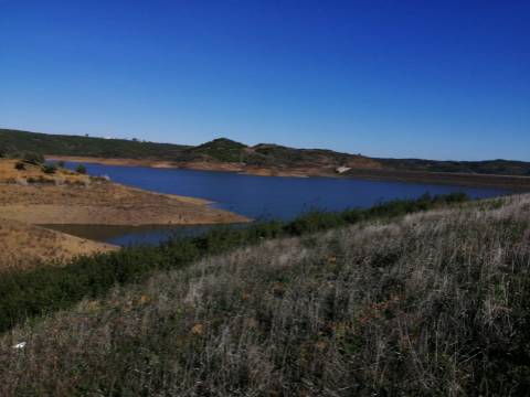 TERRENO COM 7.640 M2 - JUNTO AO LAGO COM DUAS FRENTES NA ÁGUA - ALCARIAS GRANDES - CASTRO MARIM - ALGARVE
