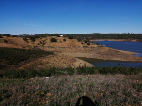 TERRENO COM 7.640 M2 - JUNTO AO LAGO COM DUAS FRENTES NA ÁGUA - ALCARIAS GRANDES - CASTRO MARIM - ALGARVE